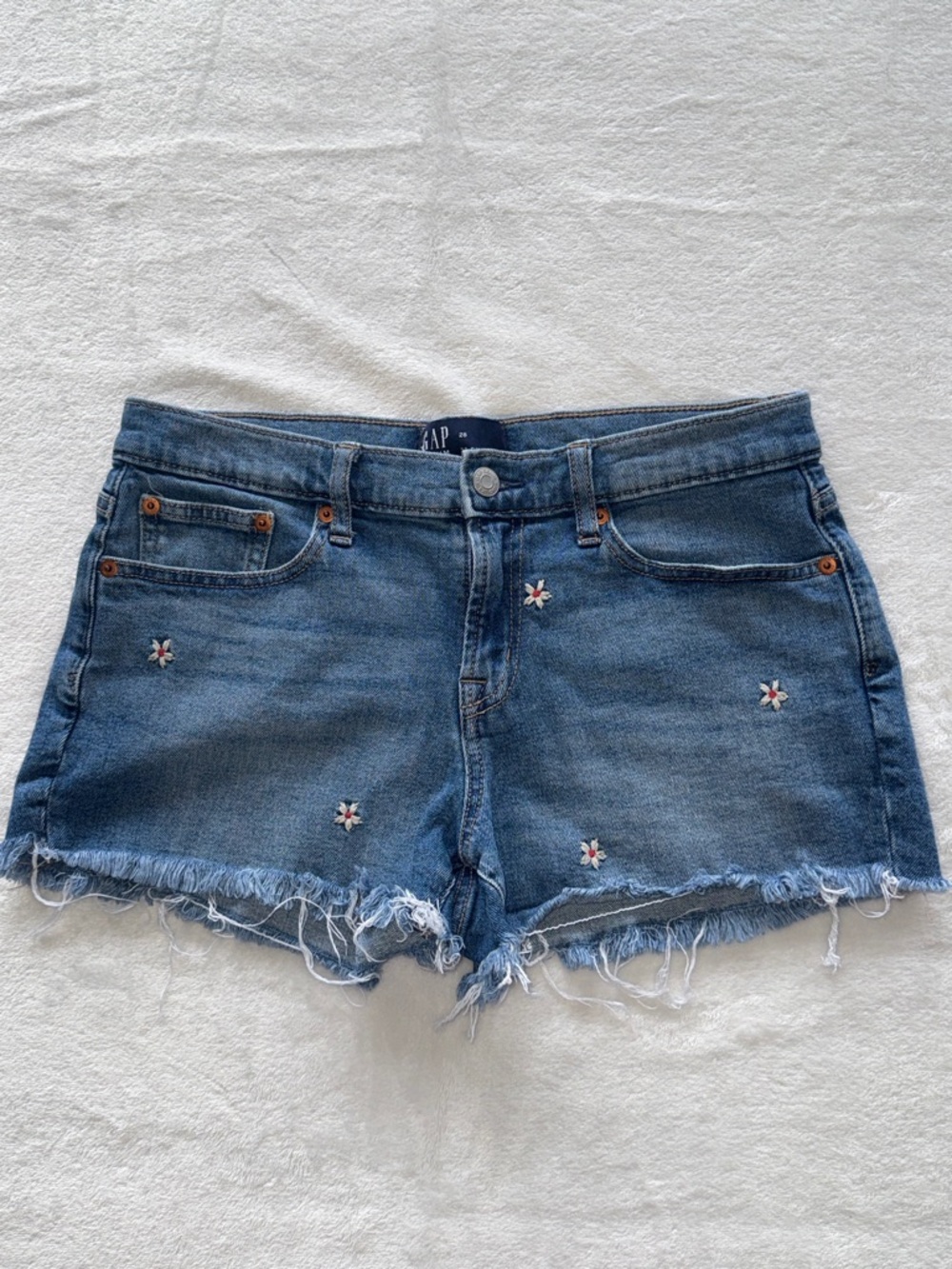 GAP Embroidered Daisy Denim Cutoff 3” Shorts Stretch Med Wash Festival Boho Chic
